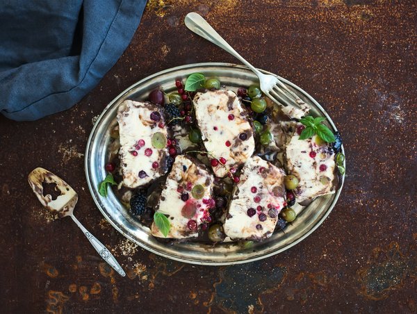 Quali sono i passaggi per un semifreddo alle fragole con base di biscotto e salsa al cioccolato bianco?