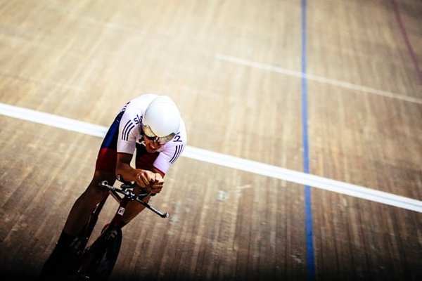 Come calibrare la tensione della catena per massimizzare la potenza nel ciclismo su velodromo?