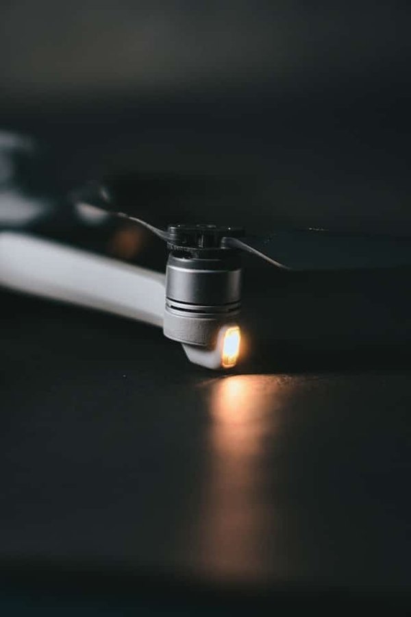 Come si può calibrare il sensore di luminosità per ottimizzare l'uso automatico dei fari?